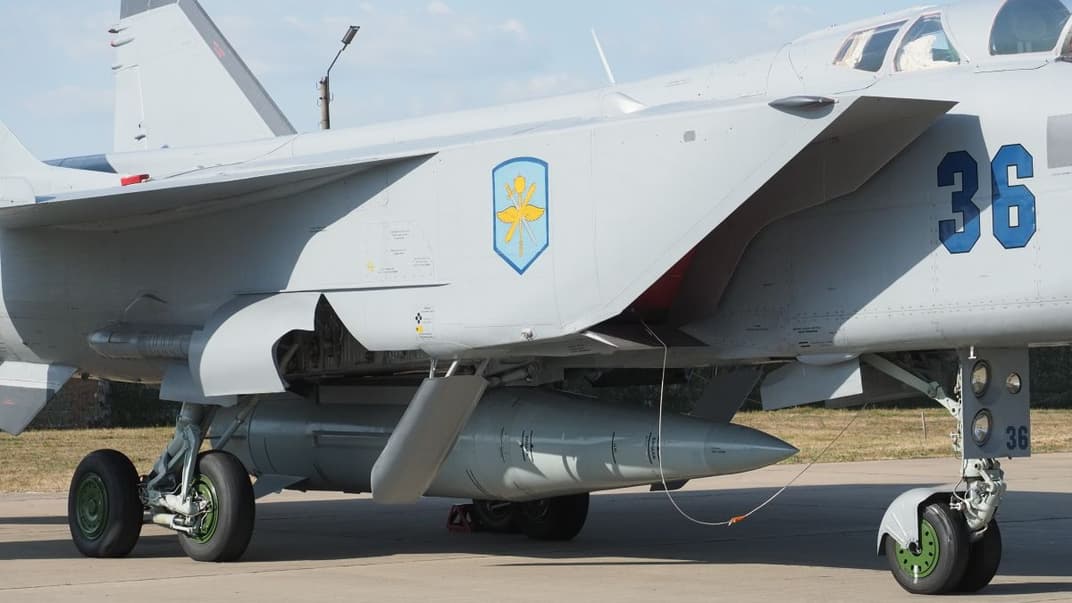 російський літак МіГ-31К, споряджений ракетою «Кинджал»