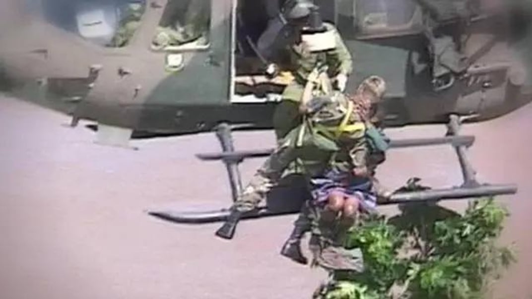 Мати Росіти рятують з дерева, на якому вона її народила, рятуючись від повені