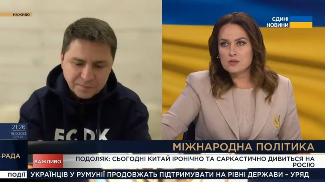 Радник кеівника Офісу Президента Михайло Подоляк та журналістка телеканалу «Рада»
