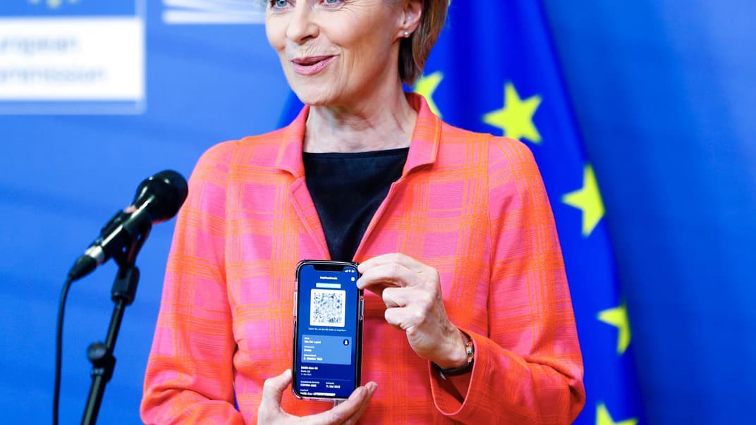 Президент Европейской комиссии Урсула фон дер Ляйен демонстрирует свой сертификат Digital Covid во время пресс-конференции о новом цифровом сертификате для путешествия во время пандемии COVID-19, штаб-квартира Европейской комиссии, Брюссель, 16 июня 2021 года