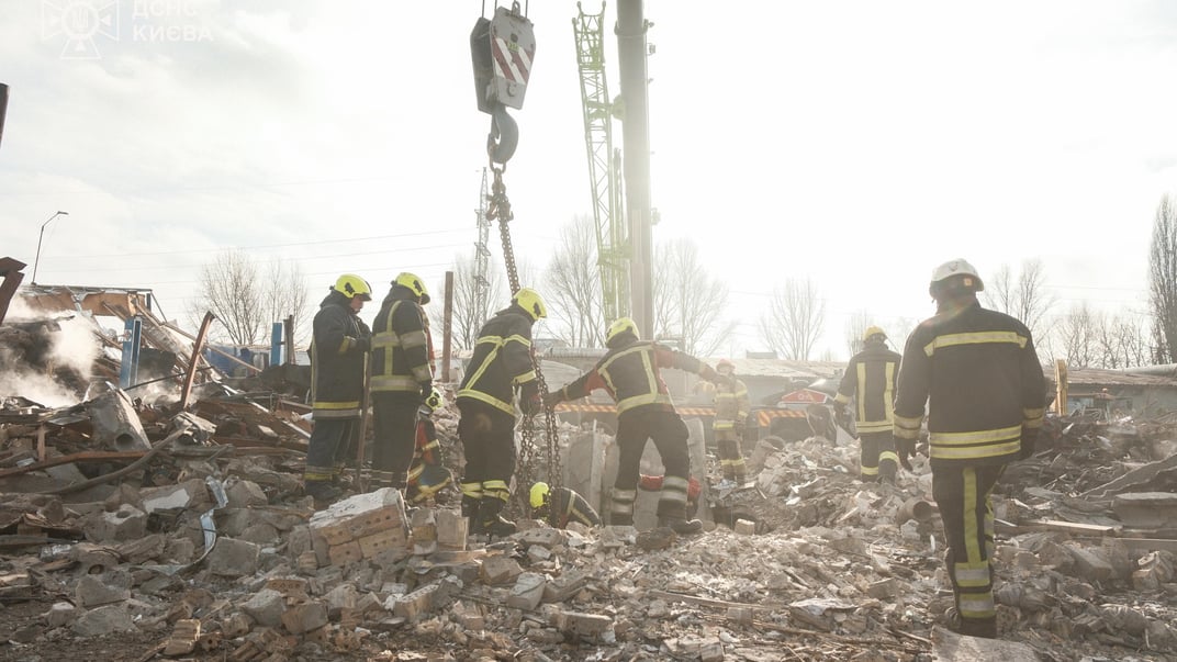 Рятувальники працюють на місці завалів