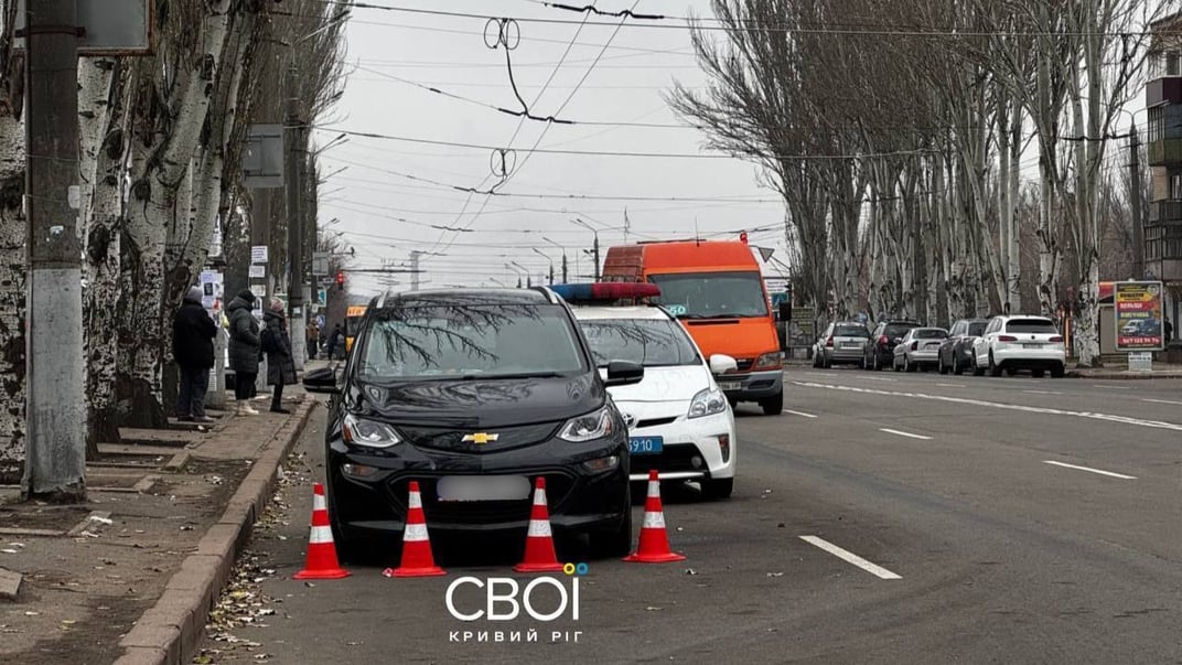 Автомобіль Chevrolet, який зупинили патрульні, а його водій відмовився їхати до ТЦК, зачинившись з мамою всередині
