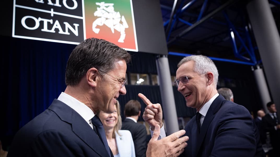 Ілюстративне фото. Прем’єр-міністр Нідерландів Марк Рютте (зліва) з генеральним секретарем НАТО Єнсом Столтенбергом (справа) на саміті Альянсу у Вільнюсі, липень 2023 року