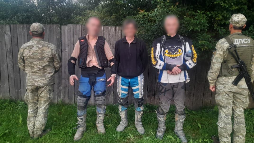 Через границу на мотоциклах: трое иностранцев-экстремалов незаконно въехали в Украину