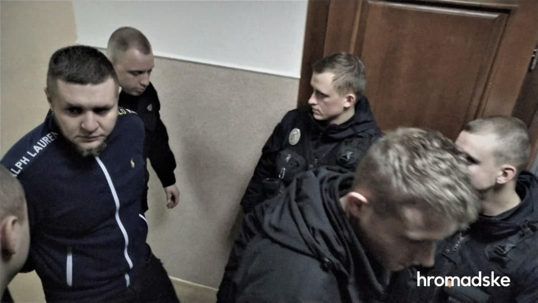 Подозреваемый Дмитрий Онуфриенко (слева) из группы Юсупа Абуева, которого суд оставил под стражей