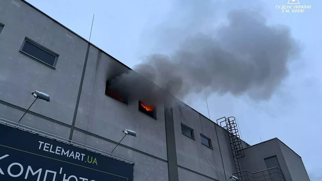 Спасатели ликвидируют пожар в ТРЦ, 13 января 2024 года