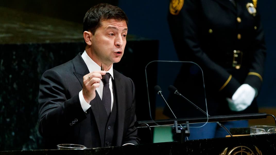 Президент Володимир Зеленський показав з трибуни ООН кулю, що вбила українського оперного співака Василя Співака на Донбасі