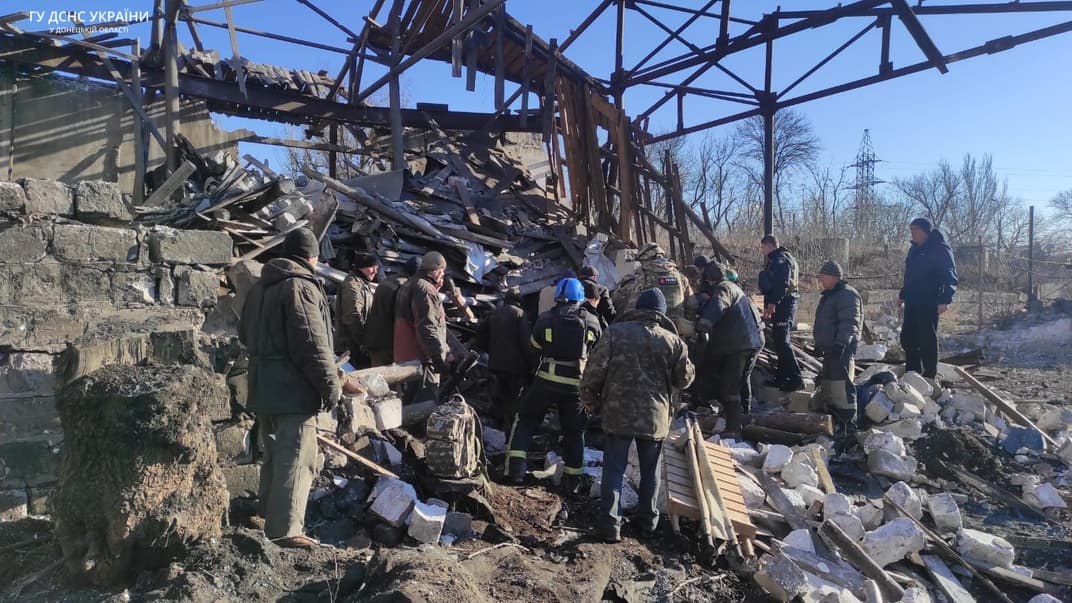 российский обстрел повредил здание на территории горнодобывающего предприятия в Торецке, 28 ноября 2023 года