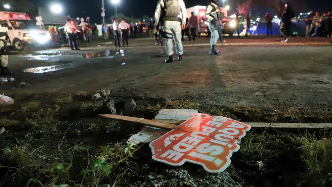 Силы безопасности охраняют территорию после того, как сцена обвалилась во время предвыборной акции в Мексике, 22 мая 2024 года