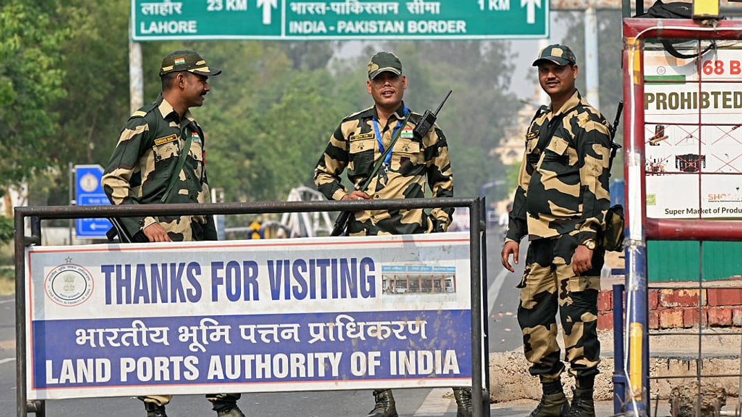 Солдати Індійських прикордонних сил (BSF) стоять на варті біля індійсько-пакистанського прикордонного поста, 1 травня 2025 року