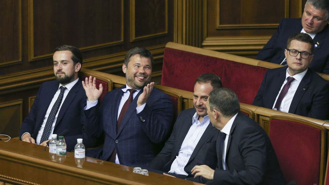 Зліва направо: заступник керівника Офісу президента Кирило Тимошенко, екскерівник Офісу Андрій Богдан, помічники президента Андрій Єрмак і Сергій Шефір, глава СБУ Іван Баканов (2 ряд) та міністр внутрішніх справа Арсен Аваков (верхній ряд), засідання Ради, 29 серпня 2019 року