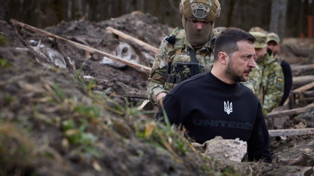 Володимир Зеленський з військовими під час візиту до Сумської області, 28 березня 2023 року