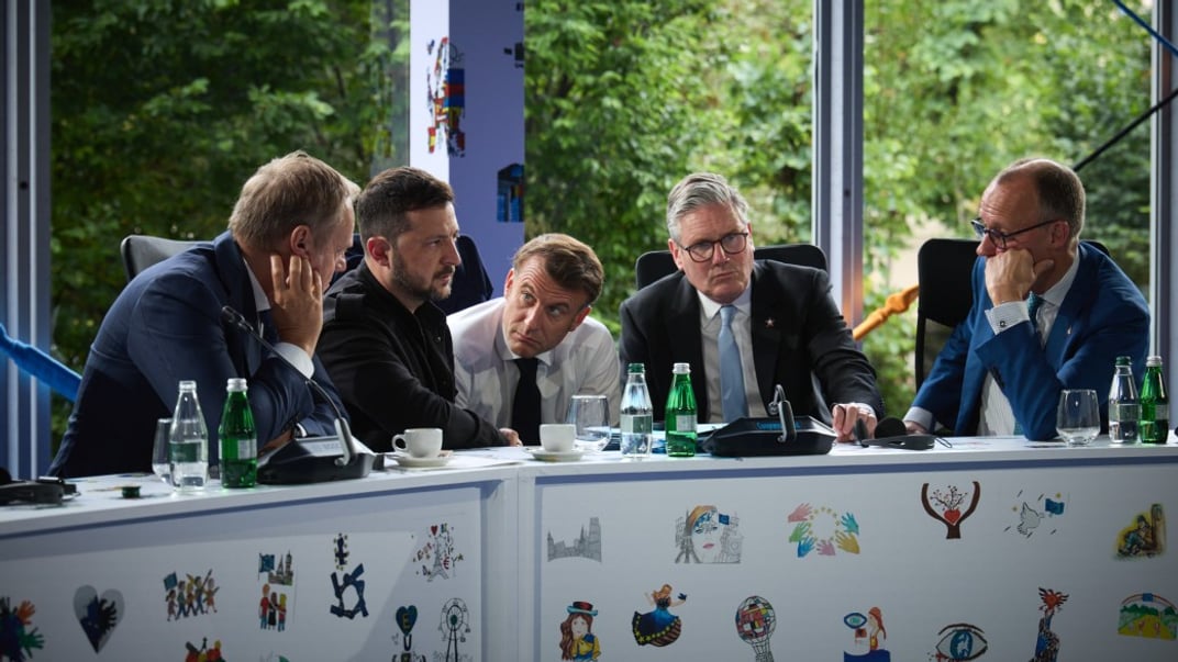 Президент Украины Владимир Зеленский, премьер-министр Великобритании Кир Стармер, президент Франции Эмманюэль Макрон, канцлер Германии Фридрих Мерц и премьер-министр Польши Дональд Туск в Тиране