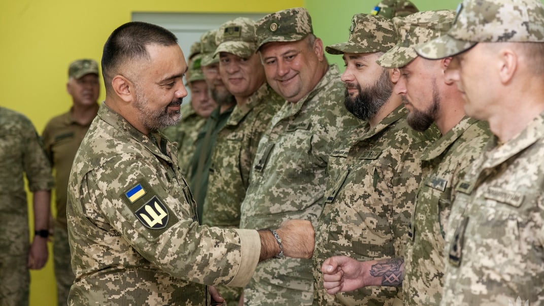 Экс-командир бригады Леонид Хода благодарит своих подчиненных за службу