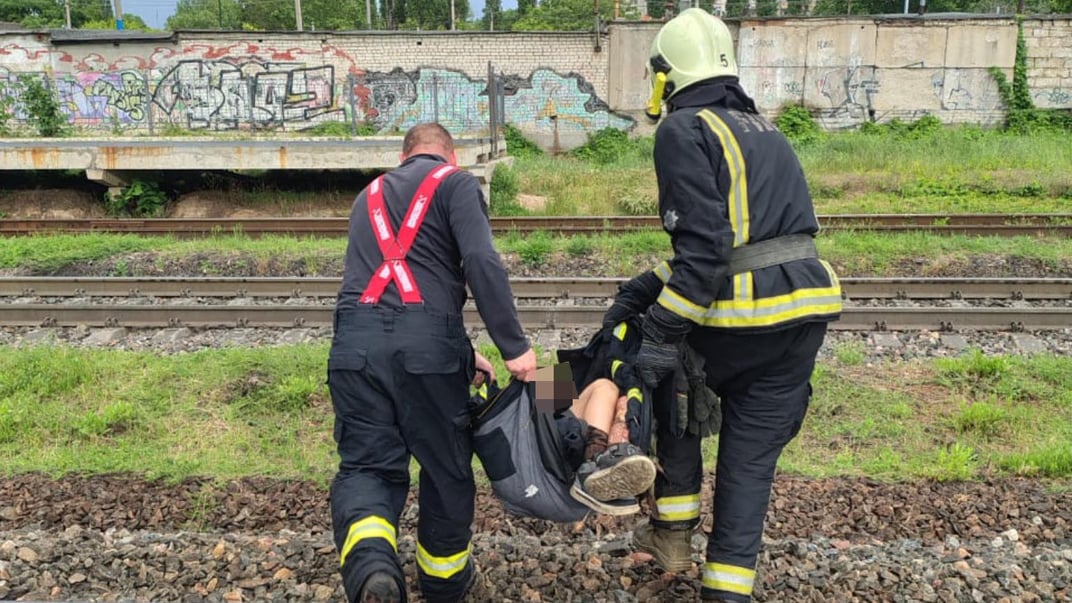 Рятувальники забирають дитину з колій