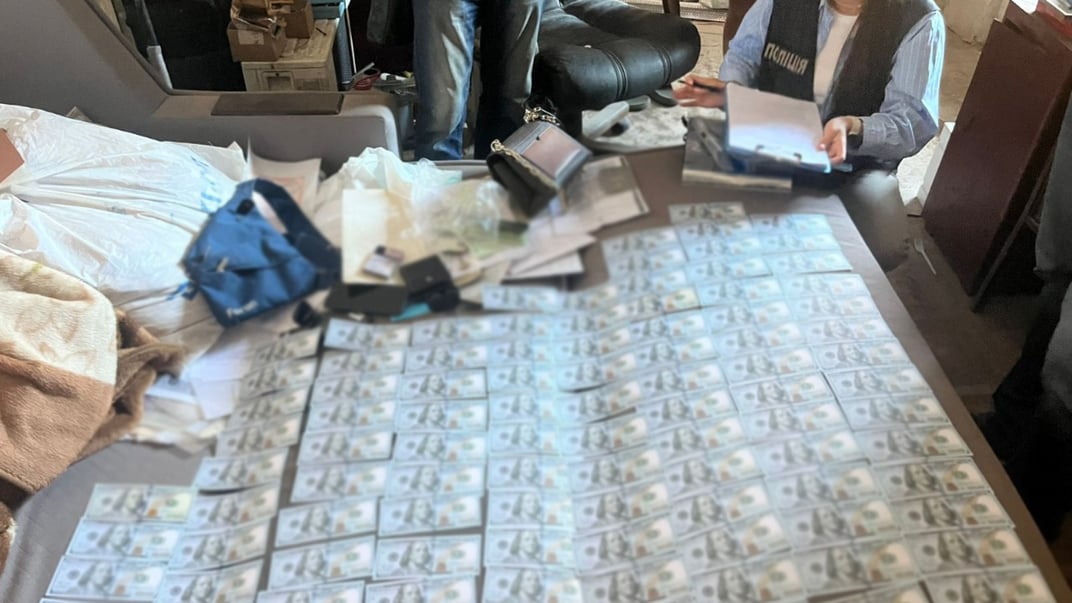 Посадовець ТЦК обіцяв за 10 тисяч доларів вивезти військового з місця ведення служби