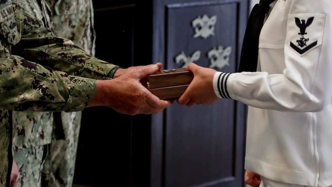 Випускна церемонія для кандидатів до сил військово-морських спеціальних операцій Військово-морських сил США, які успішно завершили відбір, 15 липня 2021 року. На всіх фотографіях приховані обличчя кандидатів, оскільки вони братимуть участь у таємних місіях