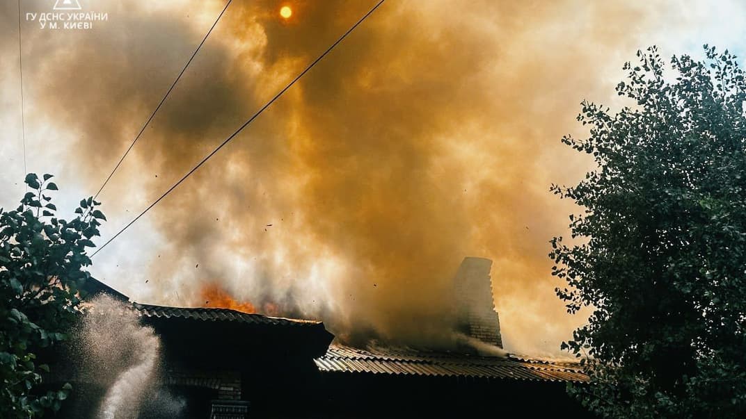 У Печерському районі зайнялась квартира триповерхового житлового будинку, 25 серпня 2023 року