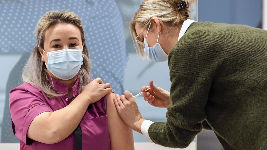 Перше щеплення проти коронавірусу в Нідерландах зробили медсестрі з будинку для літніх людей Санні Елкадірі, Вегель, 6 січня 2021 року