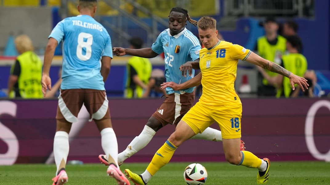 Півзахисник збірної України Володимир Бражко бореться за м'яч з бельгійцем Жеремі Доку у матчі Євро 2024