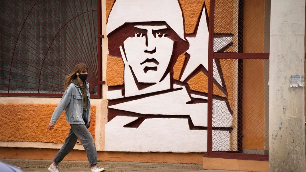 Женщина проходит мимо штаба Оперативной группы российских войск в Тирасполе, столице непризнанного «Приднестровья» , 1 ноября 2021 года