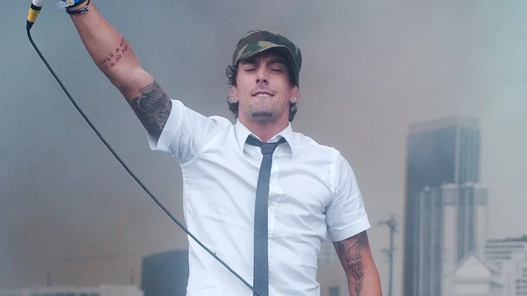 Вокаліст рок-гурту Lostprophets Ієн Воткінс під час виступу у 2004 році Вокаліст рок-гурту Lostprophets Ієн Воткінс під час виступу у 2004 році