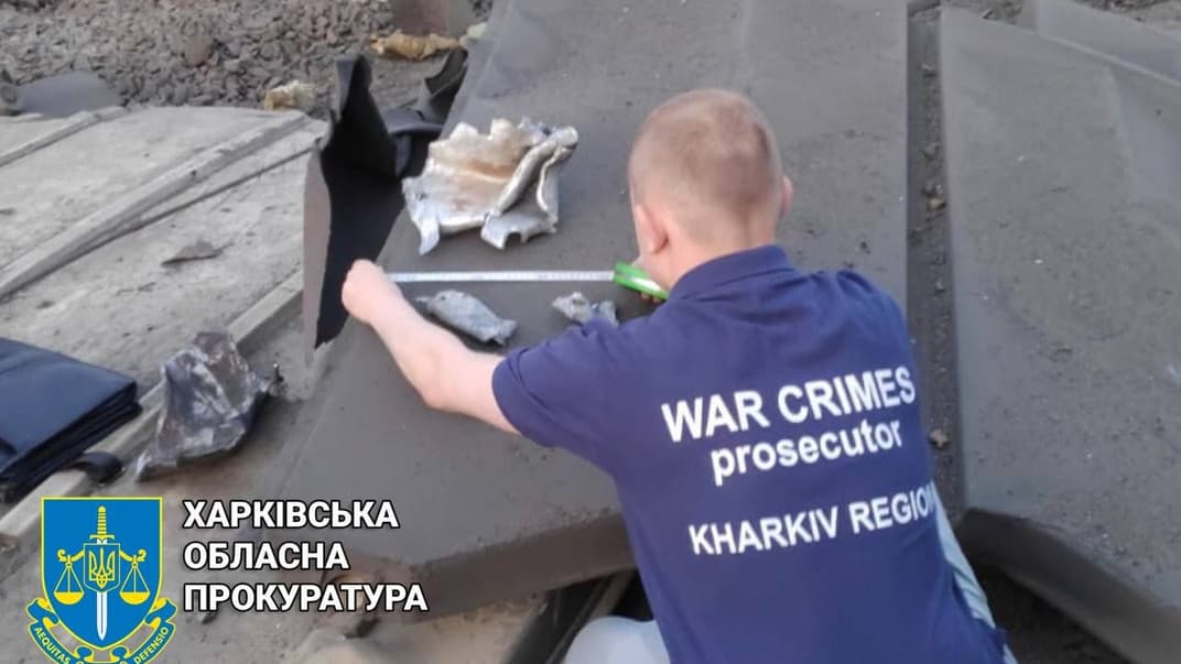 Прокурори працюють на місці ворожої ракетної атаки по Харкову, 16 липня 2023 року
