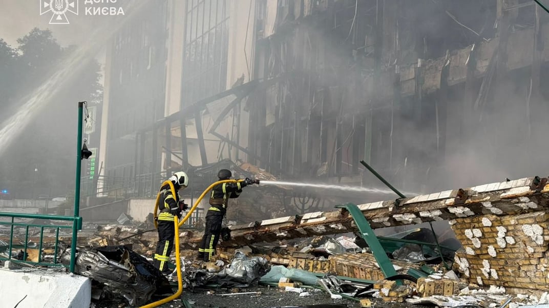 Пожарные работают на месте российских ударов, Киев, 10 июня 2025 года