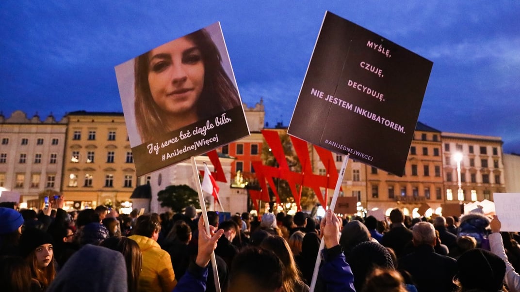 Люди беруть участь у протесті «Жодної більше! Марш за Ізу» після того, як 30-річна Ізабель померла від септичного шоку на 22-му тижні вагітності, 7 листопада 2021 року