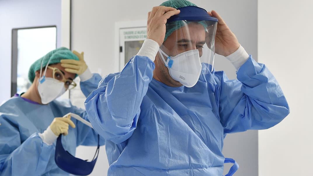 Врачи и медсестры работают в отделении интенсивной терапии больницы Сан-Джованни Боско в Турине в условиях пандемии коронавируса, северная Италия, 27 марта 2020