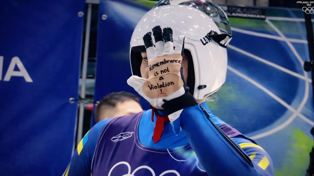 Українська спортсменка Олена Смага показала долоню з написом «Пам’ять — це не порушення»