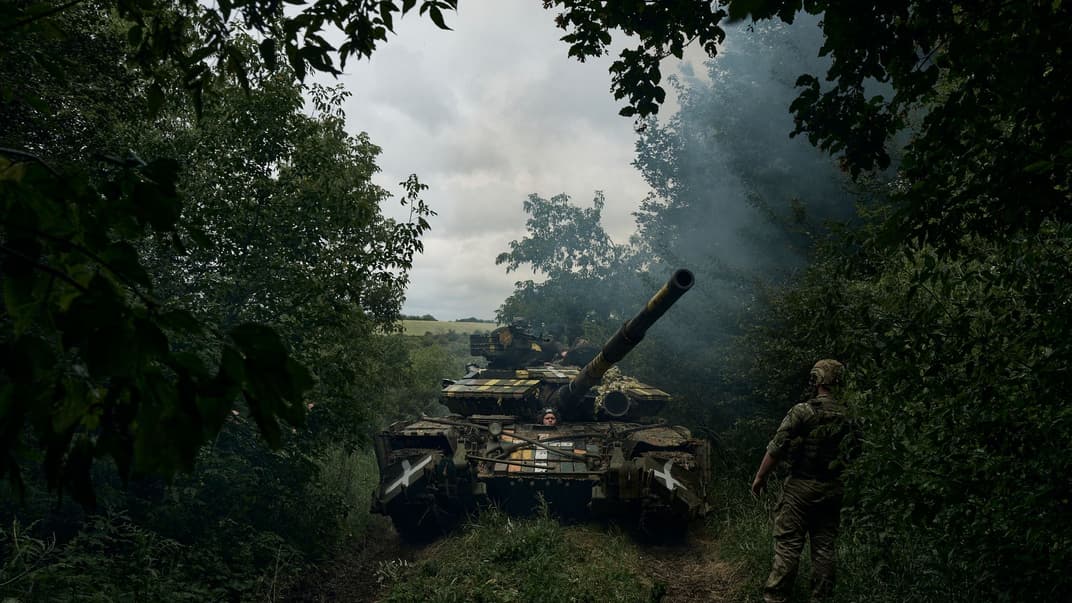 Український танк їде в напрямку позицій біля Бахмута, 17 червня 2023 року