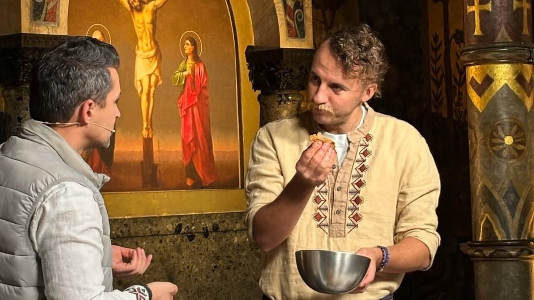 Шеф-кухар Євген Клопотенко під час зйомок «Реальної історії» у Києво-Печерській Лаврі