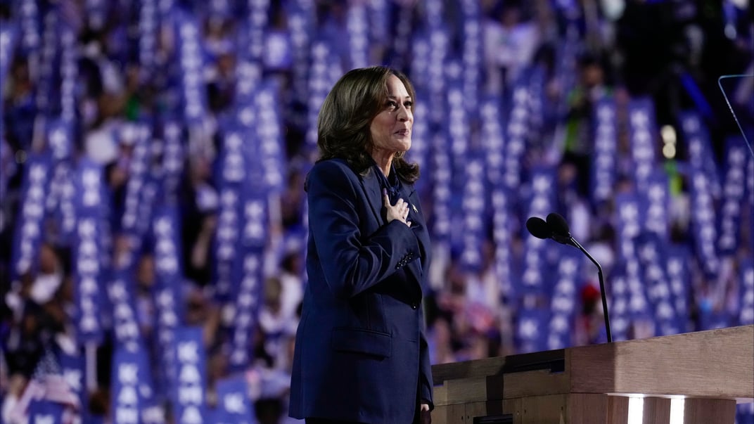Кандидатка у президенти США Камала Гарріс під час промови у завершальний день з'їзду Демократичної партії в Чикаго, 22 серпня 2024 року