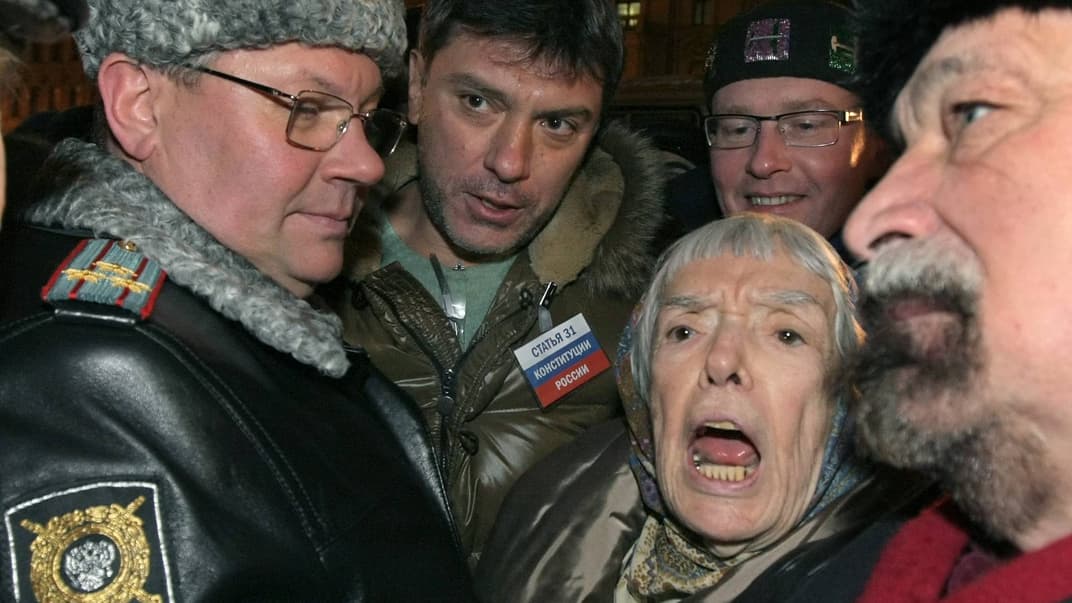 Людмилу Алексєєву затримують на марші дисидентів у Москві, 31 січня 2010