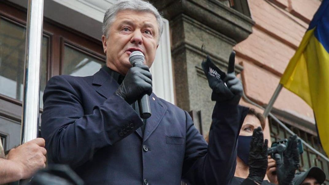 Експрезидент України Петро Порошенко виступає перед прихильниками біля Печерського райсуду Києва, 18 червня 2020 року