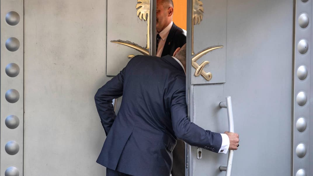 Представник служби безпеки біля дверей Саудівської Аравії у Стамбулі, Туреччина, 10 жовтня 2018 року. Влада Саудівської Аравії офіційно визнала, що журналіста Джамаля Хашогджі вбили в будівлі консульства