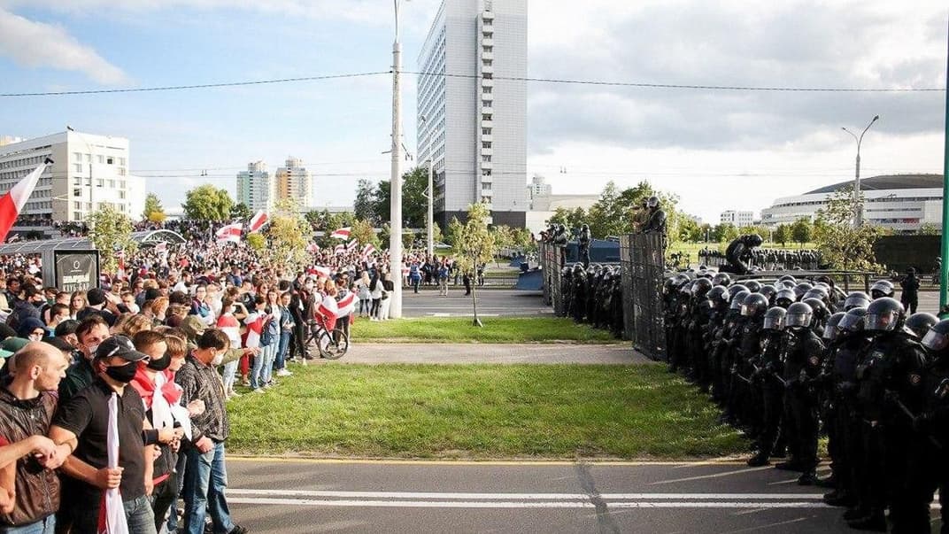 Протестующие стоят перед силовиками в Минске возле «Арены Сити», 13 сентября 2020