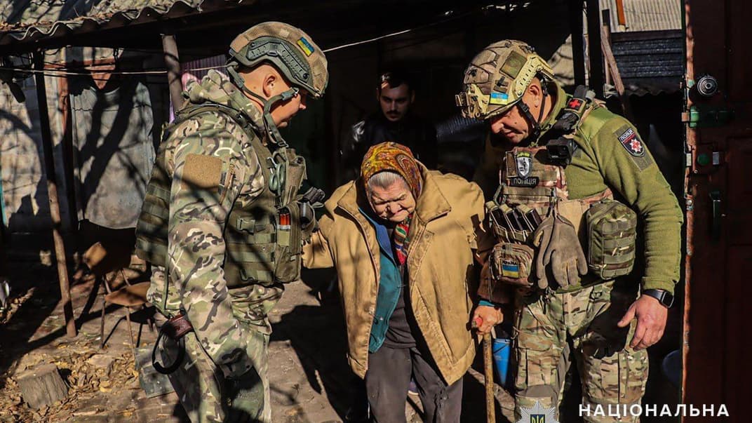 «Белые ангелы» эвакуируют пожилую женщину из Донецкой области