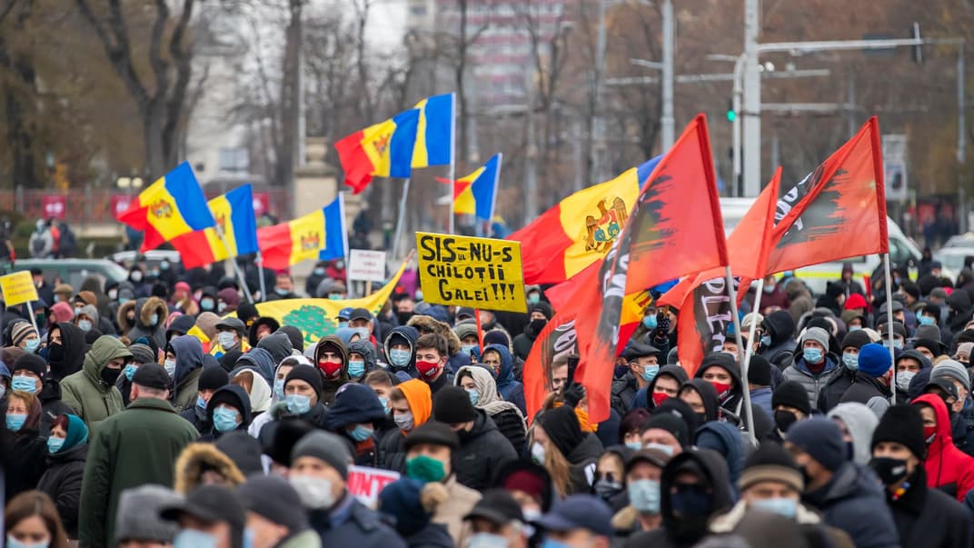 Люди протестуют перед зданием правительства на площади Великого национального собрания в Кишиневе, Молдова, 6 декабря 2020 года