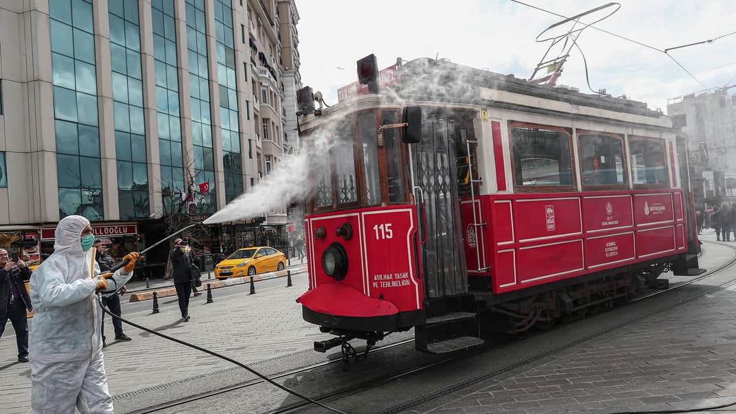 Работник коммунальной службы Стамбула дезинфицирует трамвай, чтобы предотвратить распространение коронавируса в историческом центре города в районе Султанахмет, Турция, 18 марта 2020