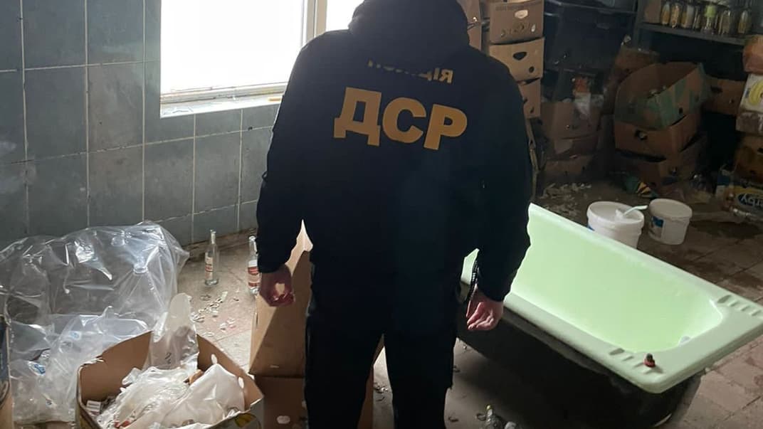 Приміщення ангара, де виготовляли алкогольну суміш
