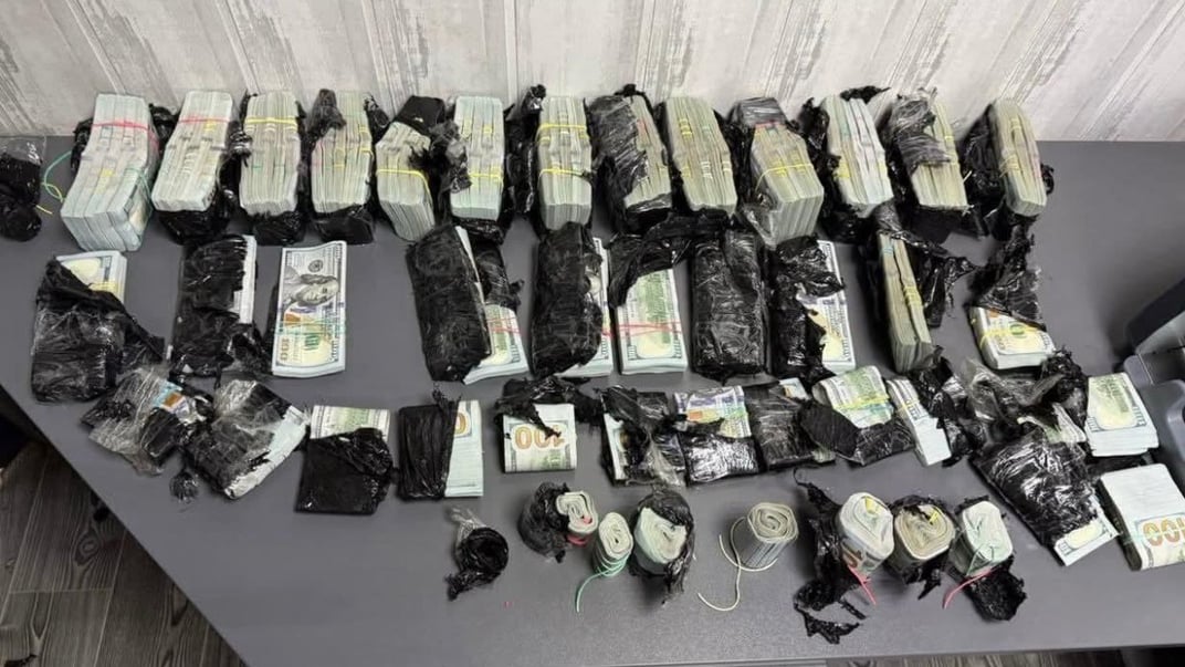Українка намагалася вивезти майже мільйон доларів під капотом машини