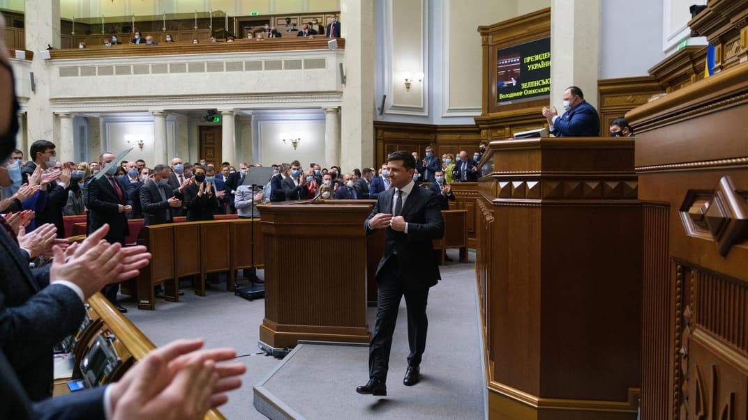 Народные депутаты поздравляют президента Украины Владимира Зеленского после выступления, посвященного внутреннему и внешнему положению Украины, Киев, 20 октября 2020 года