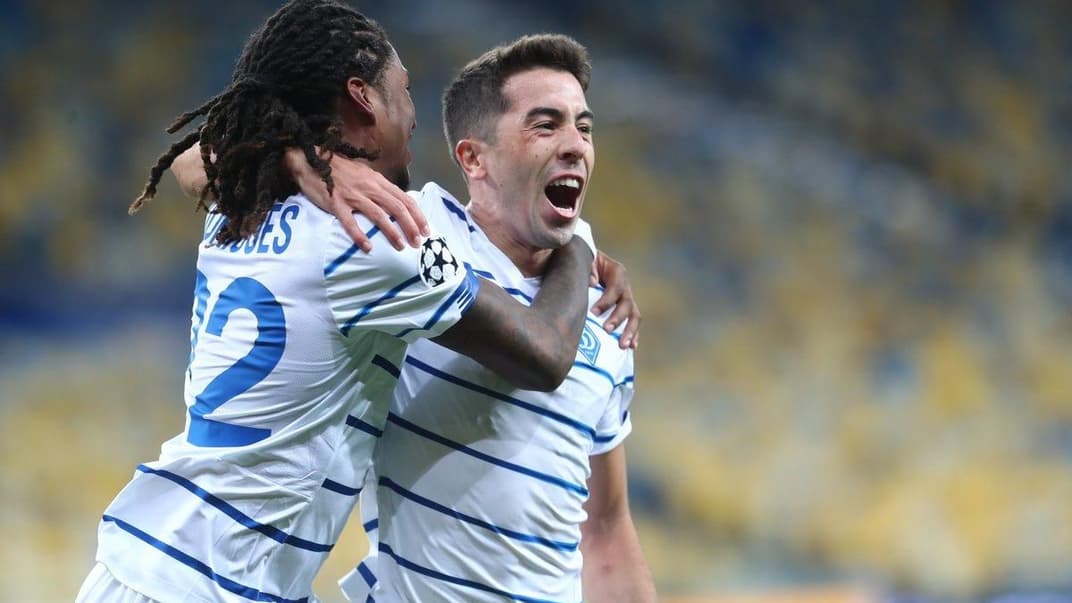 Жерсон Родригеш (слева) и Карлос де Пена (справа) празднуют победу «Динамо»