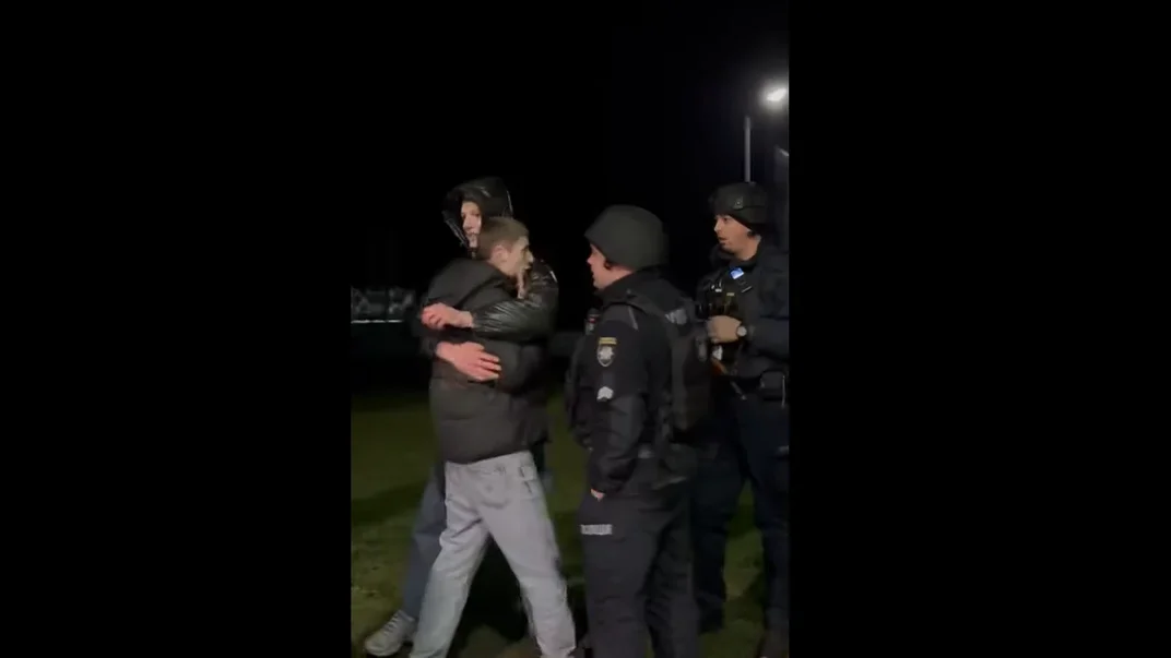 Поліція розмовляє з нападниками