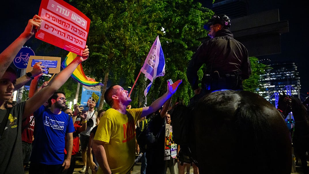 Люди в Тель-Авіві вийшли на протест із закликом припинити війну в секторі Гази, 9 серпня 2025 року