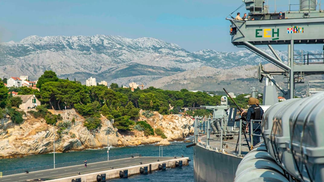 Американский корабль USS Mount Whitney отплывает от Хорватии на учения Large Scale Exercise