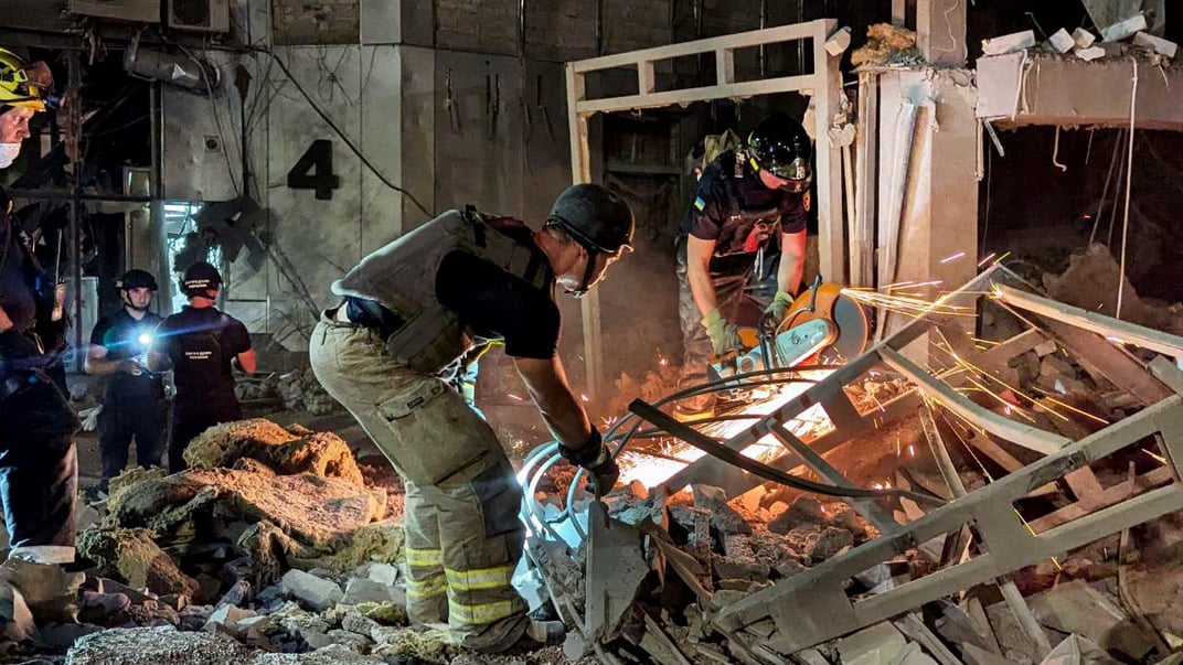 Пошуково-рятувальні роботи на місці удару по готелю в Кривому Розі
