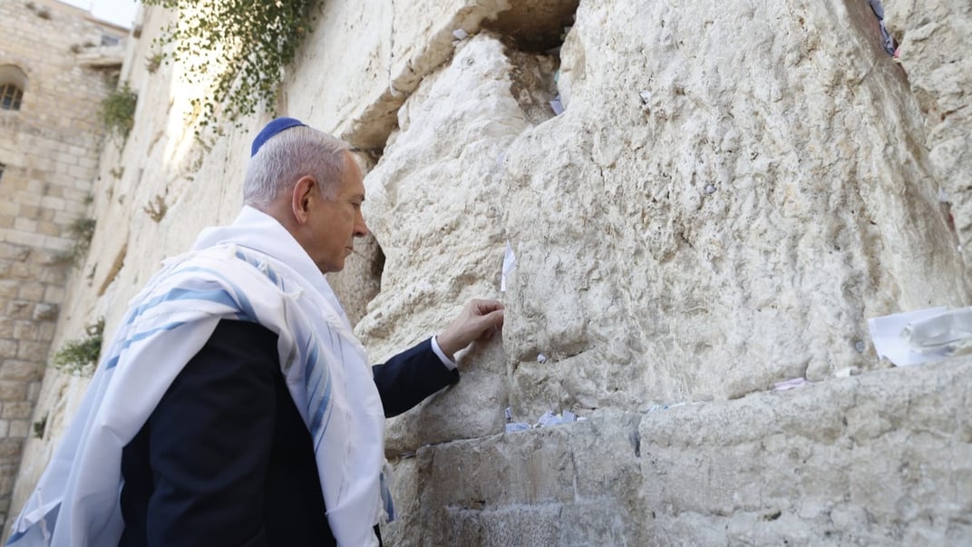 Прем’єр-міністр Ізраїлю Беньямін Нетаньягу біля Стіни Плачу в Єрусалимі